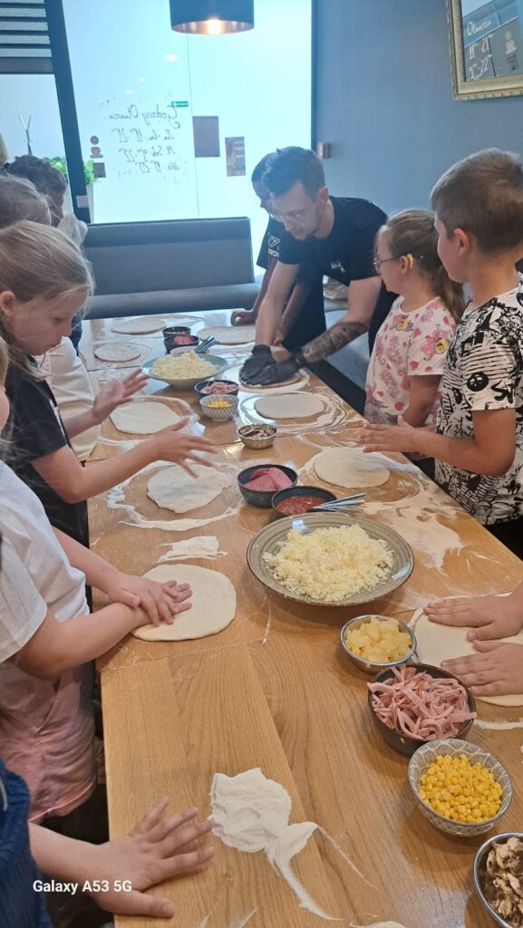 „Gotuję, smakuję, poznaję – warsztaty kulinarne w pizzerii”
