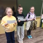 uczennice przestawiając informacje