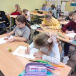 uczniowie wykonujący zadania