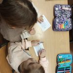 uczniowie wykonujący zadania