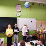 uczennice przestawiając informacje