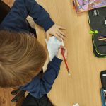 uczniowie wykonujący zadania