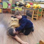 próba pomocy nieprzytomnej osobie