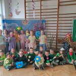 dzieci podczas powitania wiosny