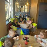 grupa przedszkolna w Dniu Kobiet w kawiarni