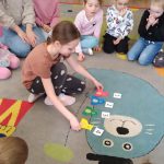 przedszkolaki podczas zajęć matematycznych