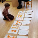 przedszkolaki podczas zajęć matematycznych