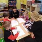 przedszkolaki podczas zajęć matematycznych