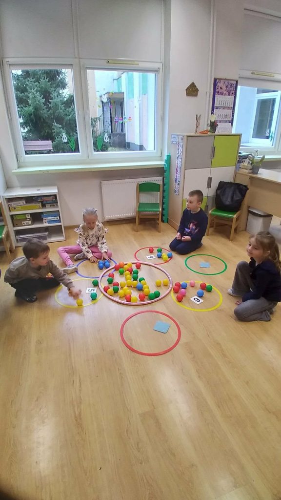 Dzień Matematyki w grupie Odkrywc&oacute;w i Konstruktor&oacute;w