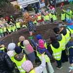 dzieci podczas powitania wiosny