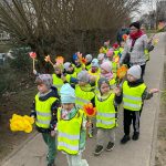 dzieci podczas powitania wiosny