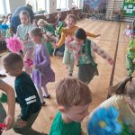 dzieci podczas powitania wiosny