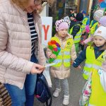 dzieci podczas powitania wiosny