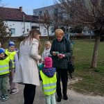 dzieci podczas powitania wiosny